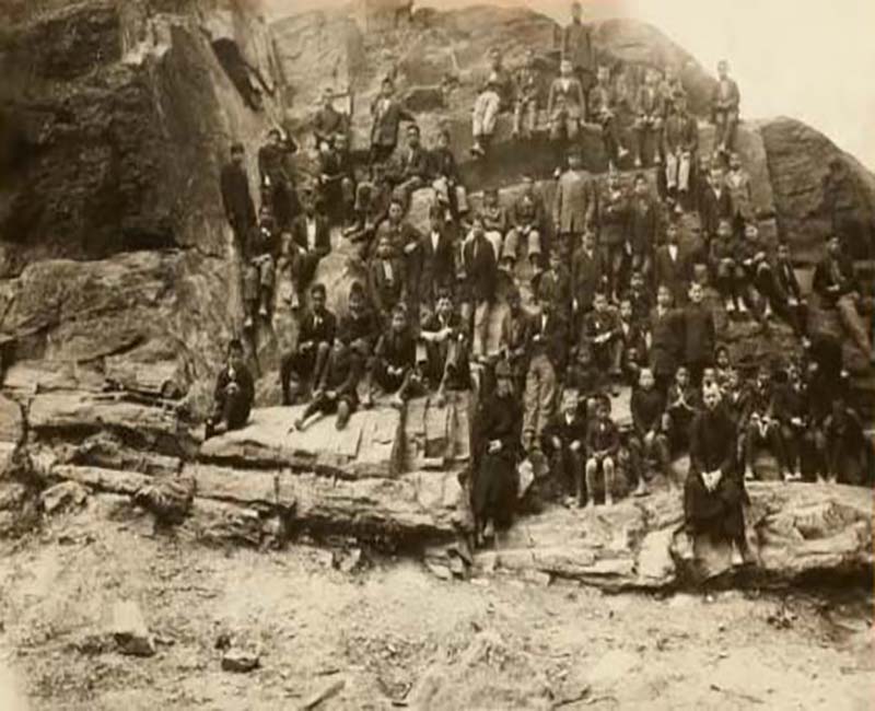 Group of people posed for a photo outside from Spanish Boys school