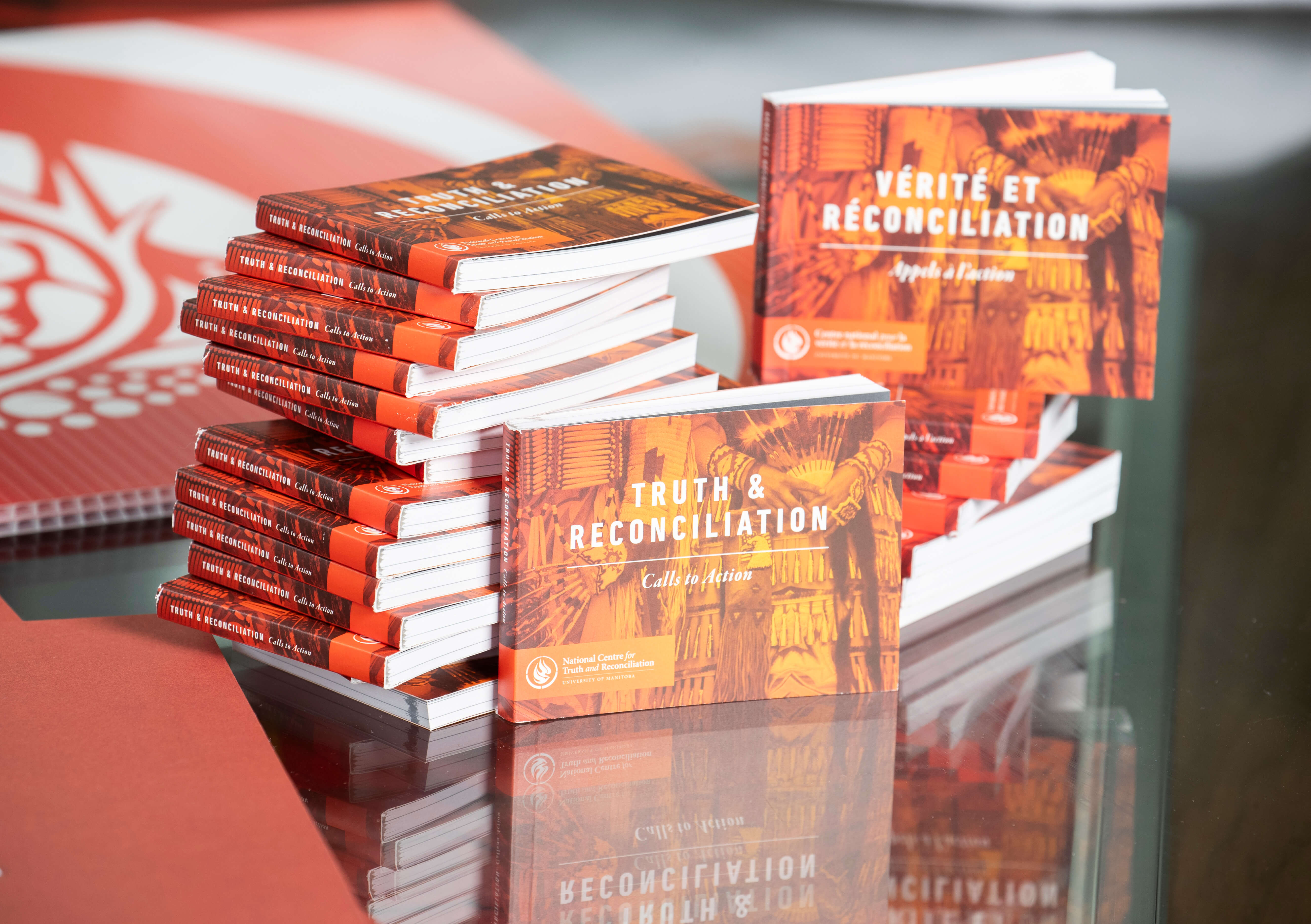 Une pile des appels à l’action de la Commission de vérité et réconciliation du Canada.