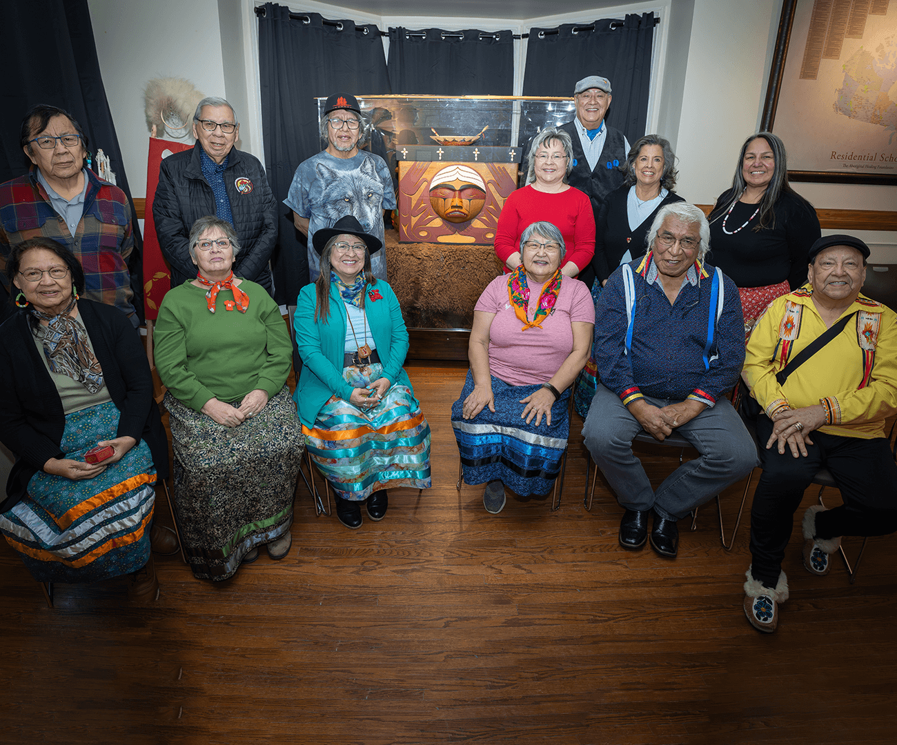 Les membres du Cercle de gouvernance et du Cercle des survivants du CNVR posent pour une photo devant la Bentwood Box