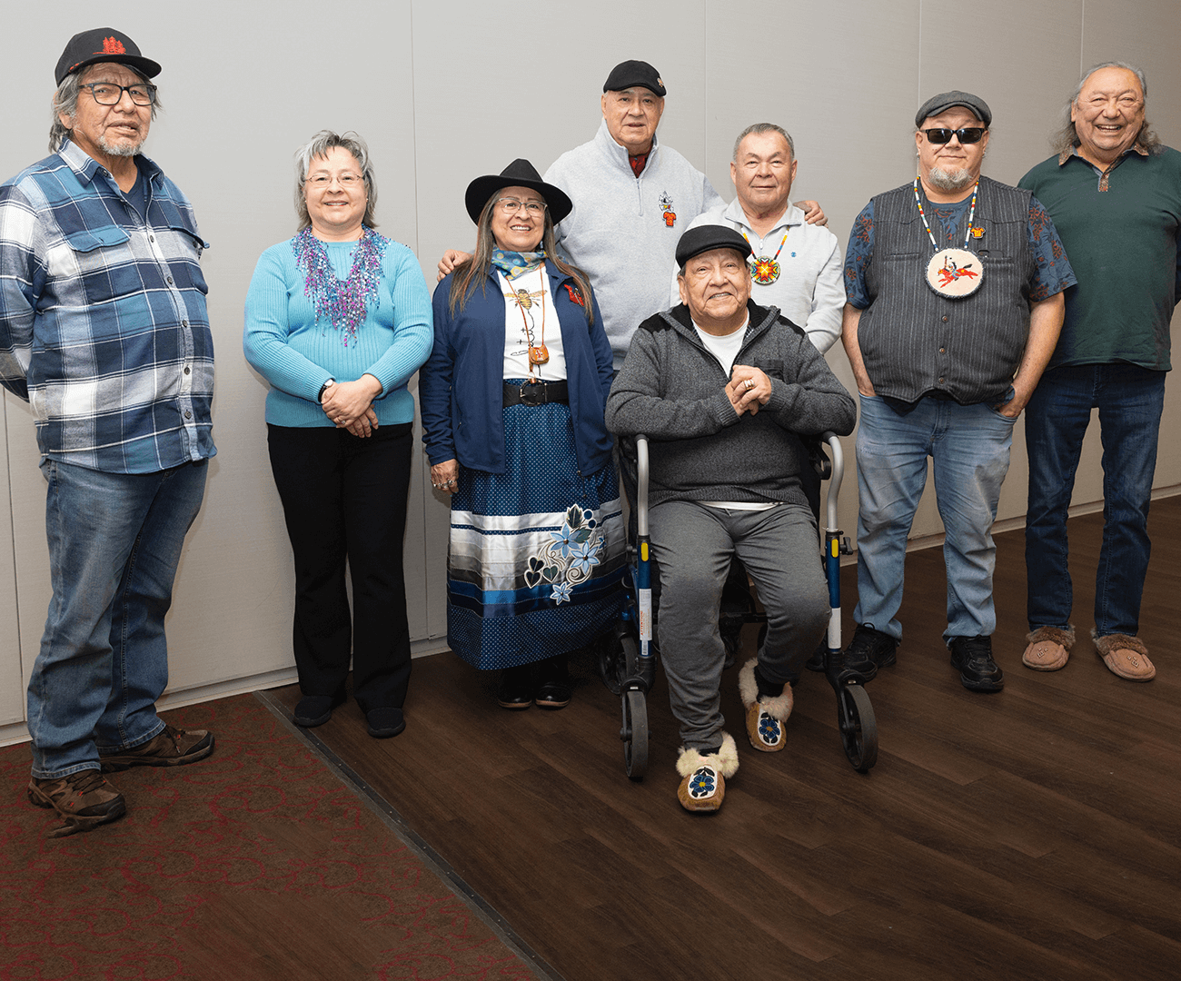 Les membres du Cercle des survivants du CNVR posent pour une photo